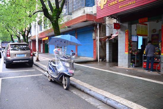 摩托车违规乱停，各路段的文明劝导员，你们干嘛去了？你们的职责在哪里？
