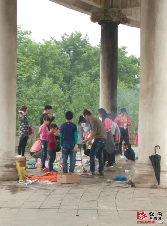 周末在滨江路回廊下烧烤 你们是有多无聊？