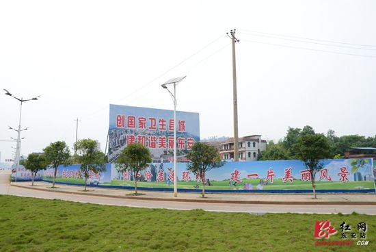 创国卫：县城建筑围挡变身为靓丽风景