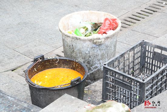 饮食店潲水桶、垃圾桶摆在门口 到底恶心了谁？