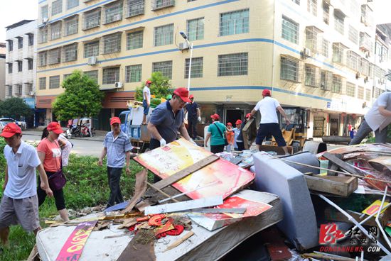 东安县城彩荷路垃圾死角被清除