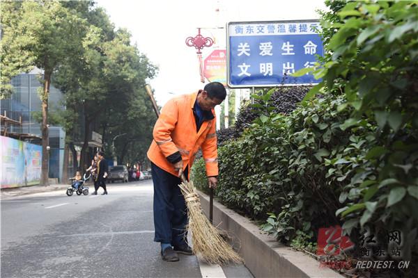 徐志毅为 24位“优秀城市美容师”授奖