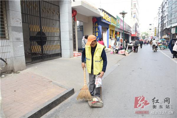 徐志毅为 24位“优秀城市美容师”授奖