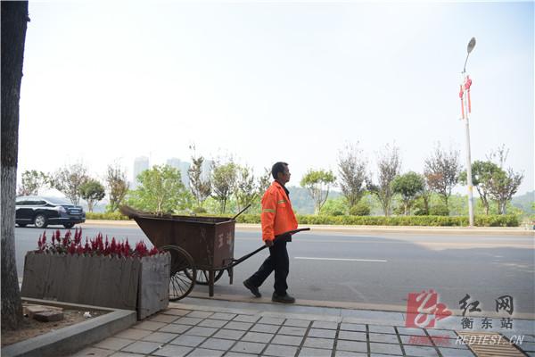 徐志毅为 24位“优秀城市美容师”授奖