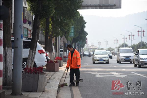 徐志毅为 24位“优秀城市美容师”授奖