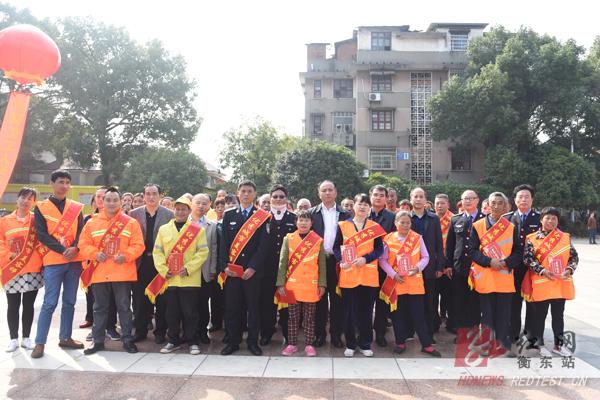 徐志毅为 24位“优秀城市美容师”授奖