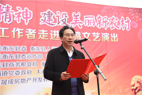 新闻工作者走进青鸦村宣传十九大精神