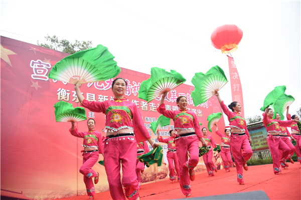 新闻工作者走进青鸦村宣传十九大精神