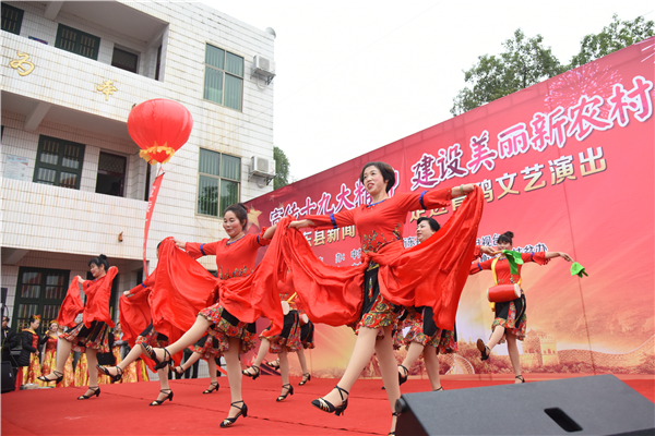 新闻工作者走进青鸦村宣传十九大精神