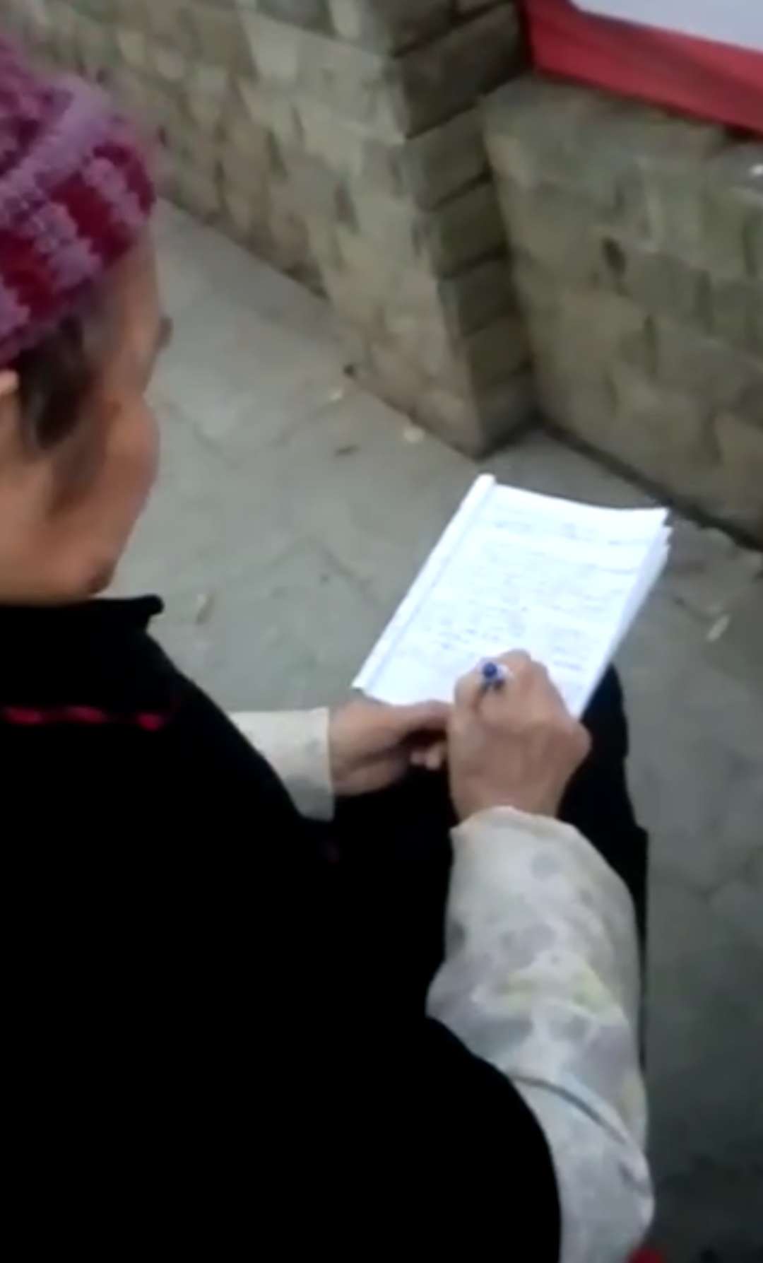 七旬奶奶沐浴着阳光手抄十九大报告