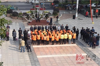 徐志毅为 24位“优秀城市美容师”授奖