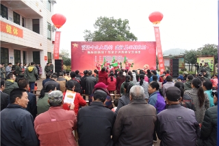 新闻工作者走进青鸦村宣传十九大精神