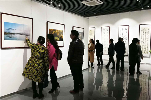 100余名省、市、县人大代表集中视察我县经济社会发展