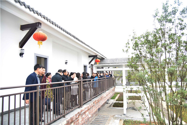 100余名省、市、县人大代表集中视察我县经济社会发展