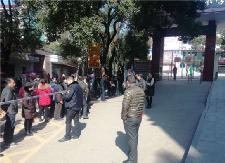 县城管执法局整治迎宾完小校门口拥堵顽疾