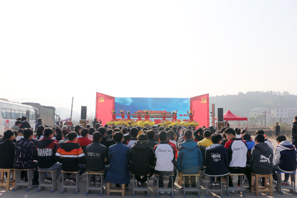 “幸福花开·十九大精神润衡东”文艺宣讲活动走进白莲