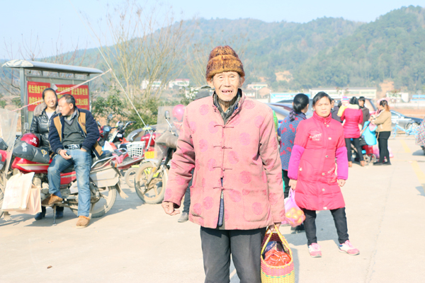 “幸福花开·十九大精神润衡东”文艺宣讲活动走进白莲