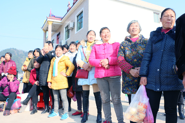 “幸福花开·十九大精神润衡东”文艺宣讲活动走进白莲
