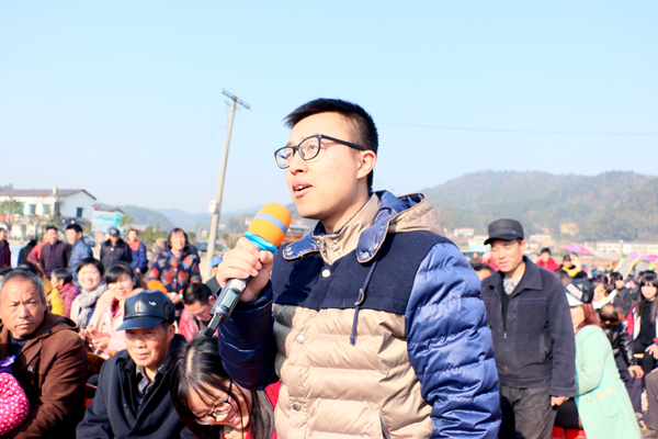 “幸福花开·十九大精神润衡东”文艺宣讲活动走进白莲