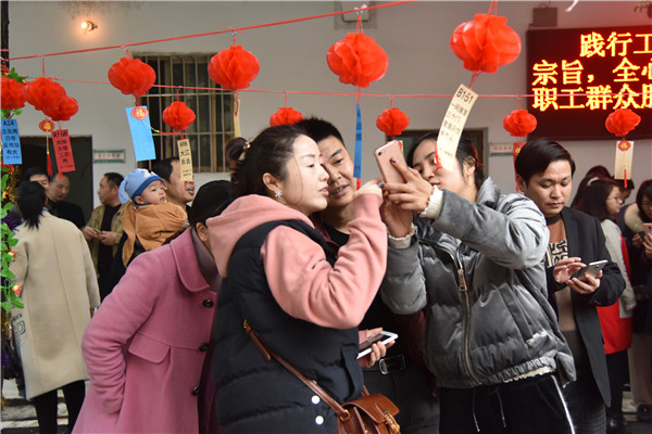 答题领奖，你追我赶，农业局干部职工今天忙得不亦乐乎