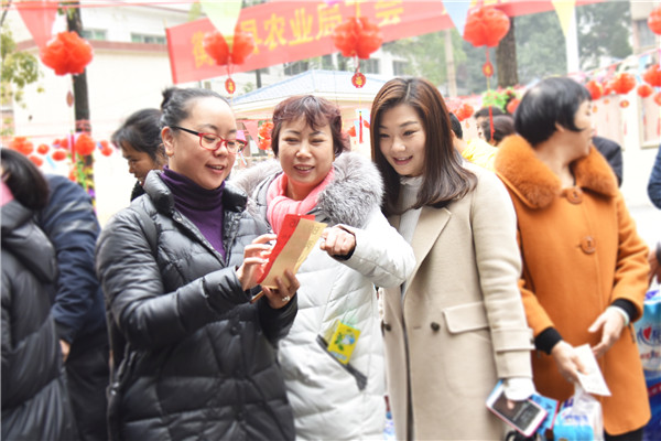答题领奖，你追我赶，农业局干部职工今天忙得不亦乐乎
