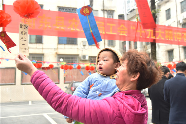 答题领奖，你追我赶，农业局干部职工今天忙得不亦乐乎