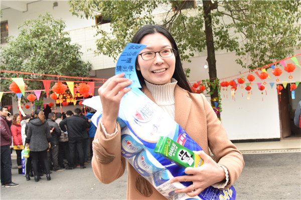答题领奖，你追我赶，农业局干部职工今天忙得不亦乐乎
