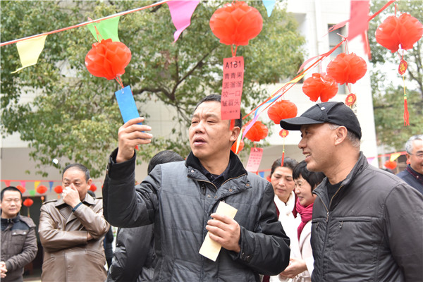 答题领奖，你追我赶，农业局干部职工今天忙得不亦乐乎