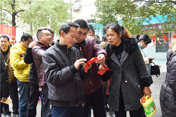 答题领奖，你追我赶，农业局干部职工今天忙得不亦乐乎