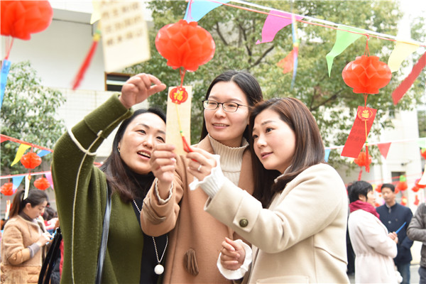答题领奖，你追我赶，农业局干部职工今天忙得不亦乐乎