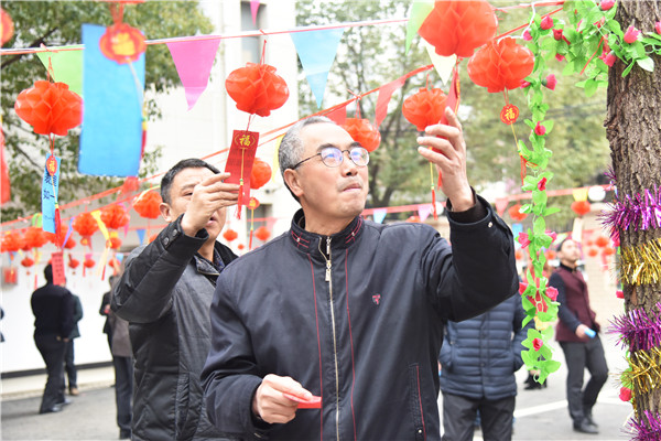 答题领奖，你追我赶，农业局干部职工今天忙得不亦乐乎