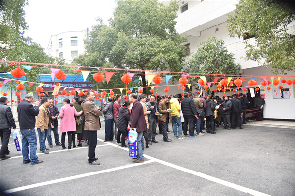 答题领奖，你追我赶，农业局干部职工今天忙得不亦乐乎