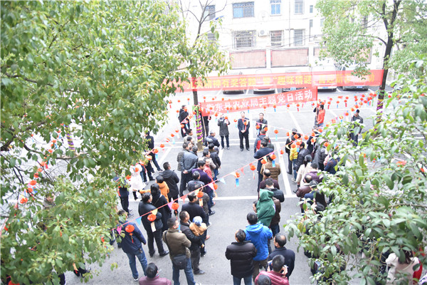 答题领奖，你追我赶，农业局干部职工今天忙得不亦乐乎