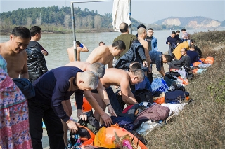 衡东县冬泳队以畅游洣河向伟人献生日礼