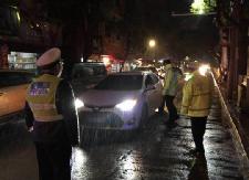 衡东交警：风雨守护夜归人