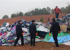 衡东交警集中销毁3200把“夺命伞”