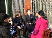 县交警携手农村 “两站两员” 开展交通安全进农村爱民实践活动