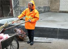 坚守在冰雪中的环卫工人