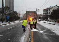 县市政站不畏严寒上路洒盐除冰