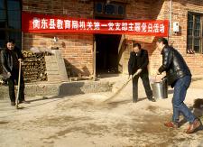 县教育局深入吴集镇紫岗村慰问贫困户