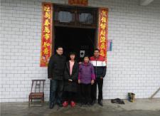 县电子政务办走访慰问贫困生
