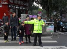 开学了，县交警春日护学保平安