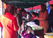 多名残疾人在“春风行动”招聘会签订合同