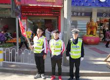 县进修学校学生走上街头开展文明劝导