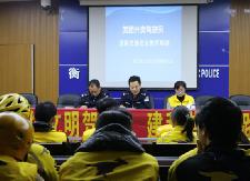 县交警大队为外卖骑手配送“安全大礼包”