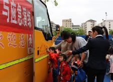 安全出行从娃娃抓起，我县交警带娃娃学交规