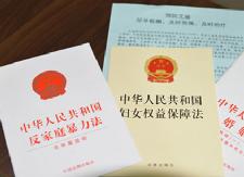 县妇联开展法治宣传服务进企业活动
