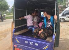 为方便省钱，老人驾三轮车接6个孙子孙女放学回家