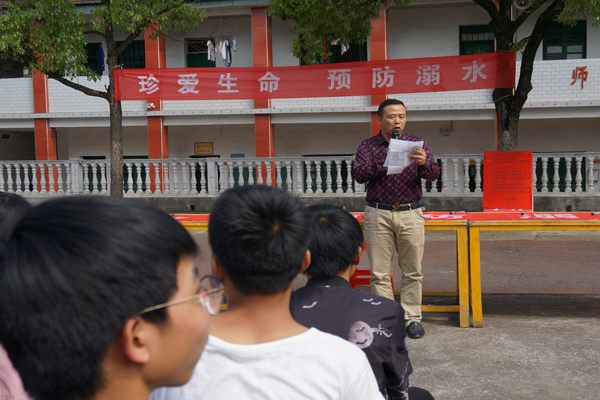 【组图】甘溪中学举行防溺水宣誓签名活动