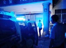 八旬老人太累深夜躺路边，好心交警将其送回家